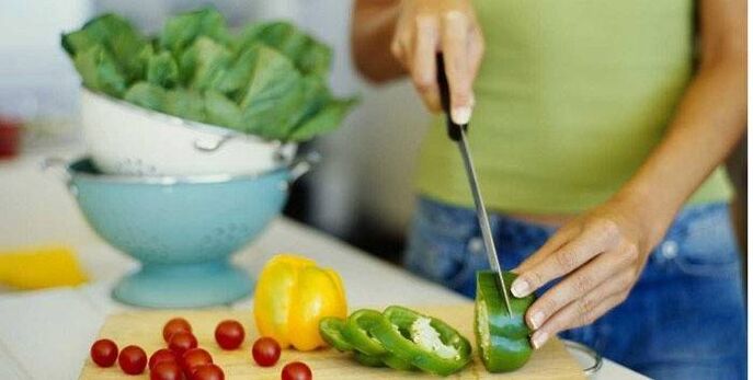 Varenie zeleninového šalátu na večeru podľa zásad správnej výživy pre štíhlu líniu